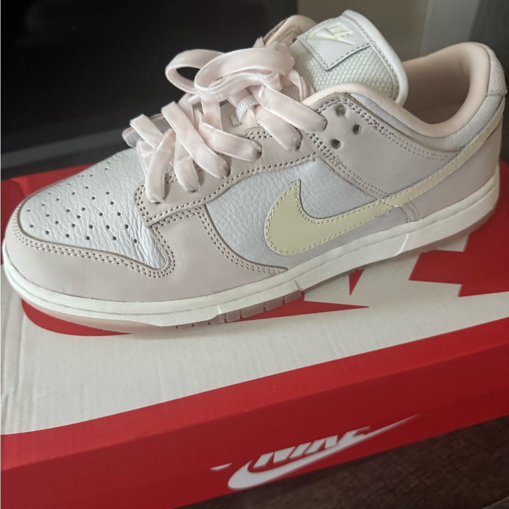 Nike Cream and White Sneakers Classic Design